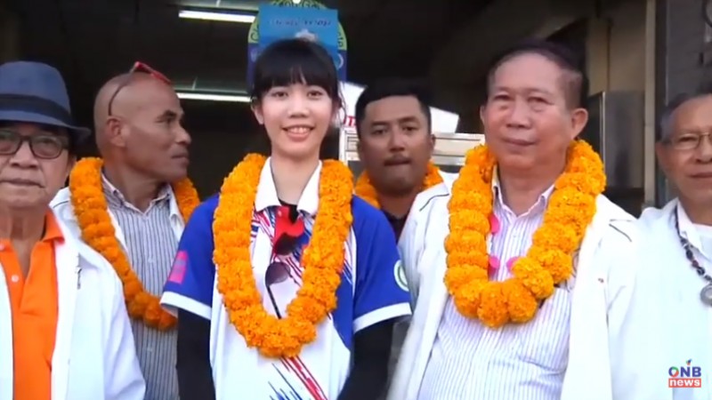 สาวแชมป์โลก โผล่ร่วมขบวน "พรรคครูไทยฯ" ช่วยพ่อหาสมาชิกพรรค -พบปะประชาชน