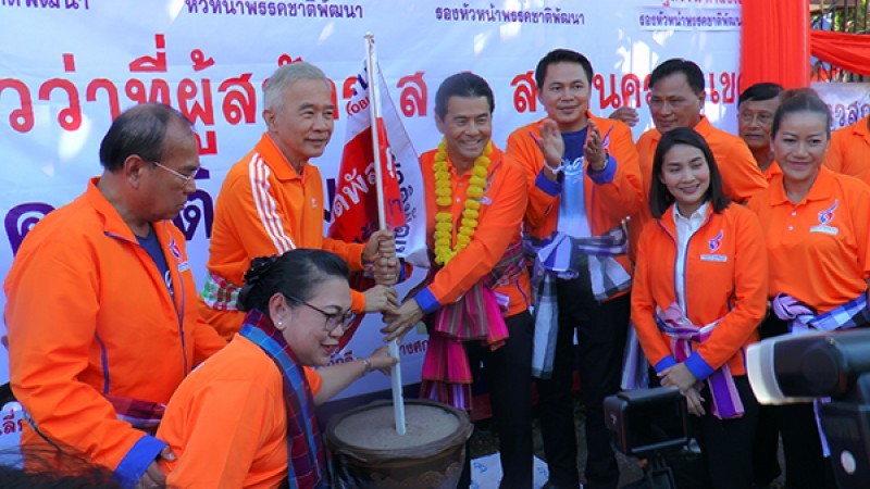 คึกคัก!! "สุวัจน์" พรรคชาติพัฒนา ลงพื้นที่พบปะปราศรัยกับประชาชน บ้านธาตุนาเวง