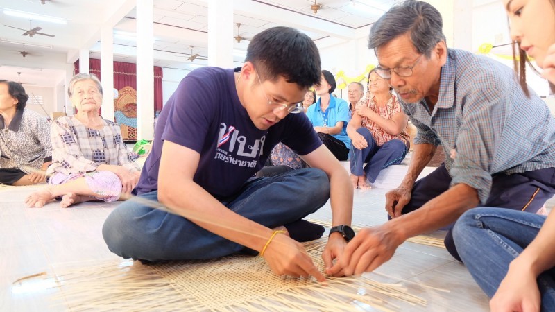 หัวหน้าพรรคไทยรักษาชาติ พร้อมว่าที่ผู้สมัคร ส.ส. อุทัยธานี เขต 1 และ เขต 2 พบปะ "กลุ่มผู้ทอผ้าไหม" บ้านโคกหม้อ