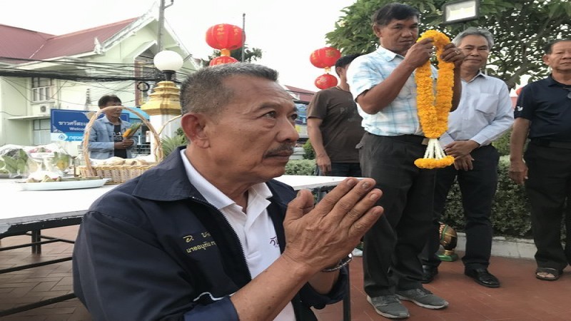 "ครูดังศรีสะเกษ" ถือฤกษ์วันทหารผ่านศึกกราบไหว้ศาลหลักเมืองศรีสะเกษก่อนลงสมัครรับเลือกตั้ง ส.ส.