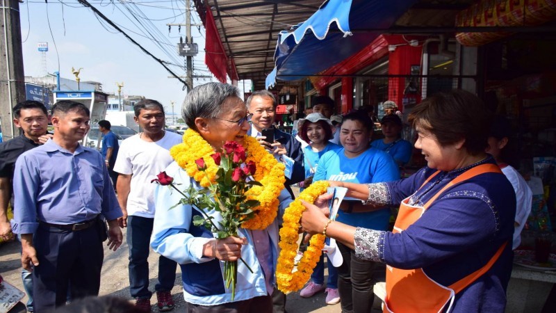 "ชวน หลีกภัย" อดีตนายกฯ ลงพื้นที่ช่วย ส.ส.จังหวัดตราด หาเสียง ชูนโบายเบี้ยผู้สูงอายุ 1 พันบาท