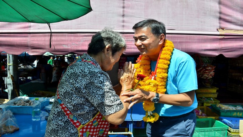 หัวหน้าพรรค ปชป. ช่วยผู้สมัคร อ้อนคะแนนชาวสุพรรณบุรี