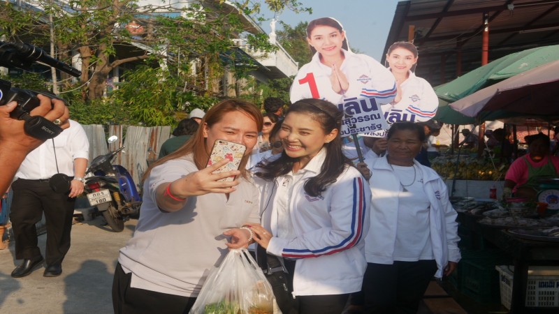 "ผู้สมัครสาวสวย" พรรคพลังประชารัฐ ไม่กลัวแดดลงพื้นที่หาเสียง จ.สมุทรปราการ เขต  7  ในวันสตรีสากล