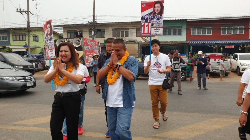 "จตุพร พรหมพันธ์" ช่วยผู้สมัครพรรคเพื่อชาติหาเสียง (คลิป)