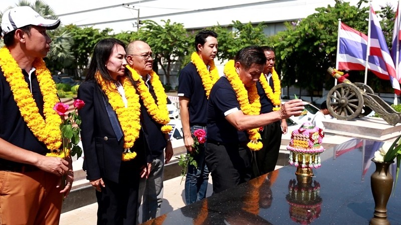 "พล.ต.อ.เสรีพิศุทธ์" หัวหน้าพรรคเสรีรวมไทย เข้าสักการะอนุสาวรีย์สมเด็จพระเจ้าตากสิน เอาฤกษ์เอาชัยสู้ศึกโค้งสุดท้าย