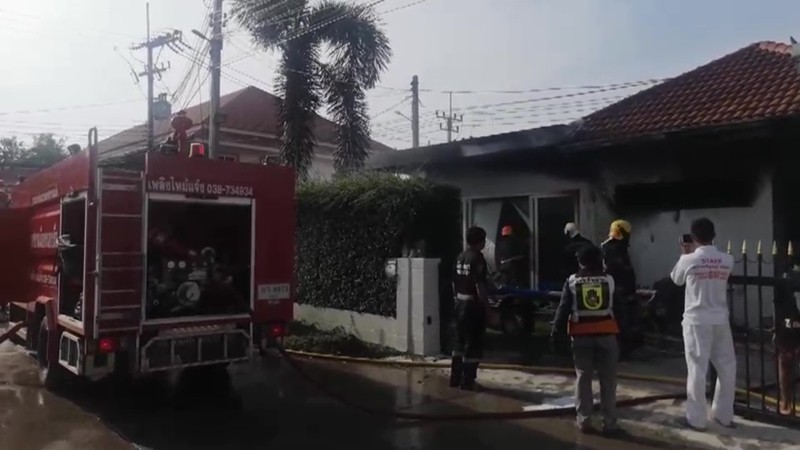 สุดซวย "นกเขา" บินชนสายไฟแรงสูงก่อนตกใส่บ้านประชาชนเพลิงลุกไหม้บ้านวอดทั้งหลัง เสียหายกว่า 6 ล้านบาท