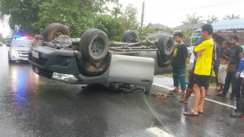 "หนุ่มใหญ่ขับปิคอัพ" ฝ่าฝนตกถนนลื่น เสียหลักพลิกคว่ำ บุญรักษาปลอดภัย