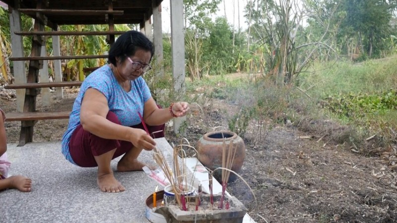 "คนไทยเชื้อสายมอญ" พร้อมใจสืบสานประเพณีเก่าแก่ จัดพิธีไหว้ผีหรือไหว้บรรพบุรุษ