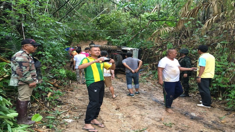 รถเจ้าหน้าที่ อ.สังขละบุรี พลิกคว่ำกลางป่าทุ่งใหญ่ฯ เจ็บ 1 ราย ชาวบ้านโร่ปรับปรุงเส้นทางด่วน!