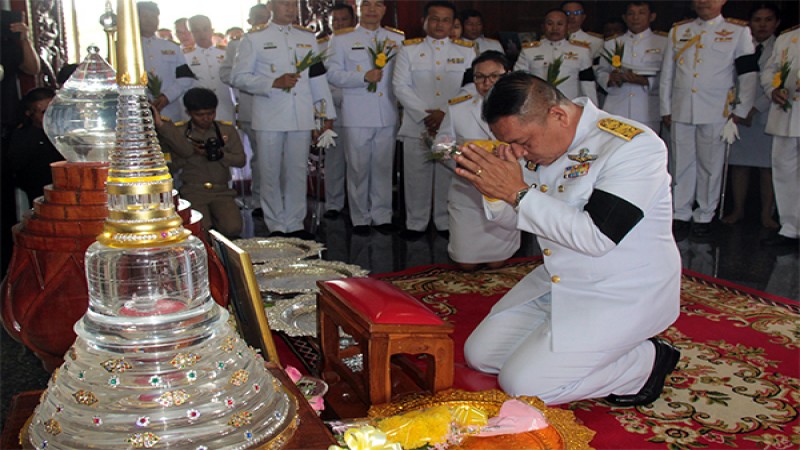 "พระบรมราชชนนีพันปีหลวง" ทรงพระกรุณาโปรดเกล้าฯ ให้ "ผู้ว่าฯสกลนคร" อัญเชิญพวงดอกไม้สด สักการะเทสกเจดีย์