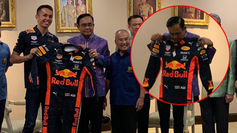 นายกฯยิ้มไม่หุบ นักแข่ง F-1 เข้ารับโอวาท-มอบชุดเป็นที่ระลึก