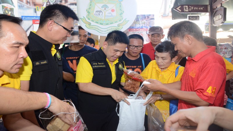 รมว.ทส. นำคณะ ลงพื้นที่รณรงค์ “ทำความดีด้วยหัวใจ ลดรับ ลดให้ ลดใช้ ถุงพลาสติก”