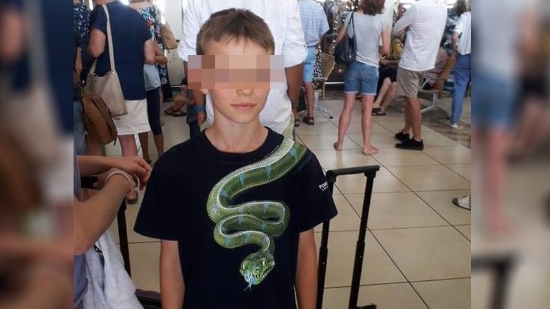 สนามบินกักตัวเด็ก 10 ขวบ เหตุใส่เสื้อลายงูเขียวตัวเบิ้ม กลัวผู้โดยสารแตกตื่น