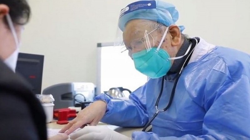 หัวใจเพชร! แพทย์เกษียณจีนวัย 87 ปี หวนกลับมาทำงานรพ.เด็กในอู่ฮั่น หลังไวรัสโคโรน่าระบาด