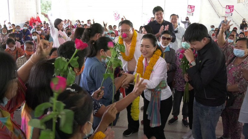 "หน่อย ยลดา" ผู้สมัคร นาก อบจ.โคราช ตบเท้าเดินลุยอำเภอสูงเนิน พบปะชาวบ้าน