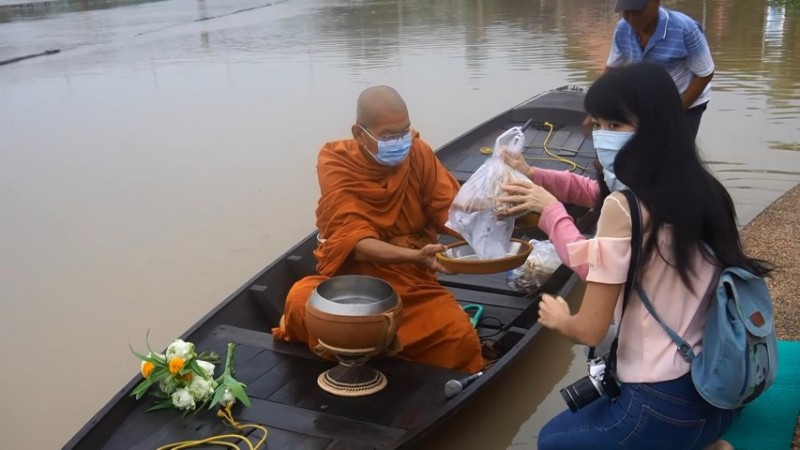 ชาวอุทัยธานี-นักท่องเที่ยว  ร่วมทำบุญตักบาตรทางน้ำริมแม่น้ำสะแกกรัง เพื่อถวายเป็นพระราชกุศล 