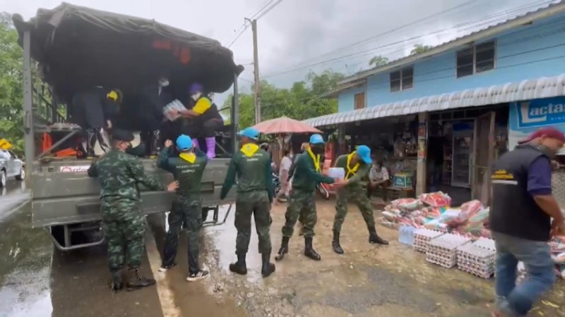 กรมทหารราบที่ 4 จัดกำลังพลช่วยเหลือประชาชน มอบถุงยังชีพ พื้นที่ อ.เมืองอุทัยธานี