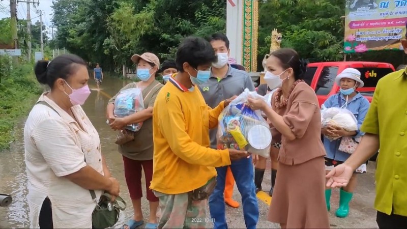 ผอ.สนง.เขตพื้นที่การศึกษาประถมศึกษาอุทัยธานี เขต 1 ลงพื้นที่มอบถุงยังชีพ ช่วยเหลือผู้สบเหตุอุทกภัยอยู่