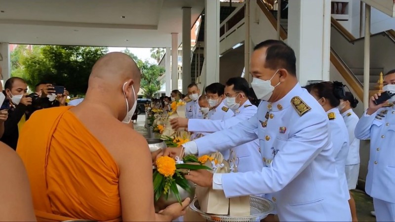 ชาวอุทัยธานี ร่วมตักบาตรข้าวสารอาหาร น้อมรำลึกในพระมหากรุณาธิคุณ เนื่องในวันคล้ายวันสวรรคต ร.9