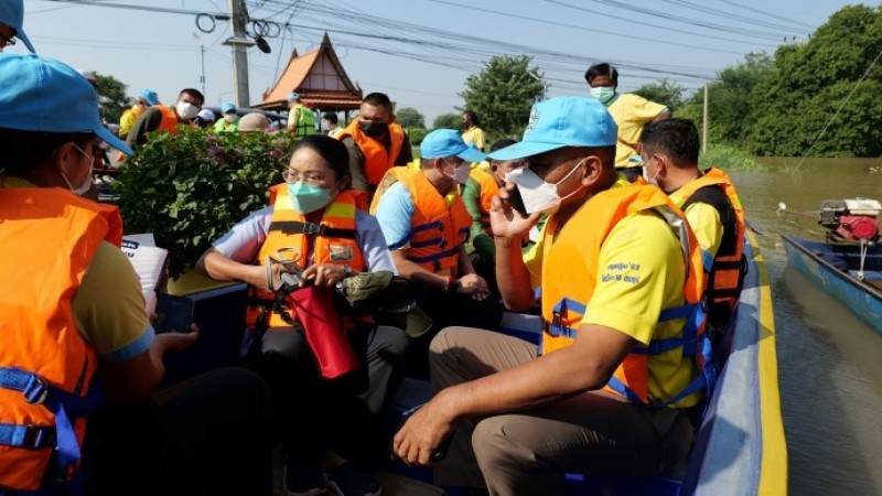 รอง ผบ.ตร. แจกสิ่งของบรรเทาทุกข์ อ.ผักไห่ จ.อยุธยา  ที่ชุมชนริมน้ำ  ถูกน้ำท่วมนาน 3 เดือน