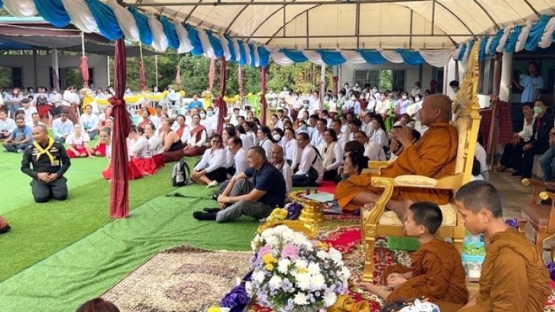 พลังศัทธา คณะศิษย์ยานุศิษย์-อาคันตุกะศิลปินนานาชาติ ร่วมจับจีวร-ผ้าขาว ยาวกว่า 1,000 เมตร ขึ้นเขาศาลา ร่วมถวายโล่ห์พระอริยะแห่งสันติภาพโลก