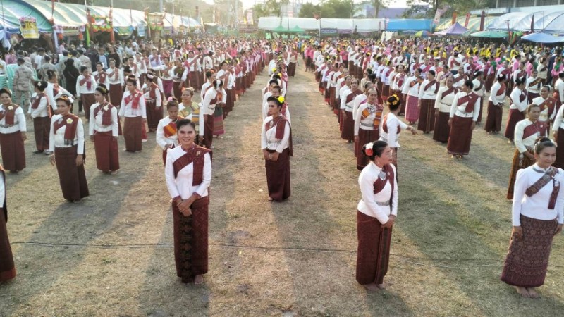 นางรำ 500 ชีวิต ร่วมรำเปิดงานเทศกาลของดี อ.รัตนบุรี และงานกาชาด ครั้งที่ 1