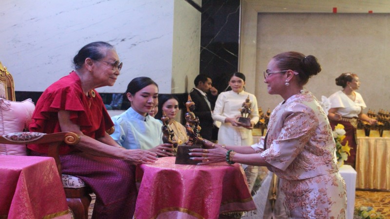 ผอ.ฟ้า มอบพระสมเด็จ 3,000 องค์ ให้วัดดัง พร้อมรับรางวัลอันทรงเกียรติ "ท้าวเวสสุวรรณ" จากหม่อมเจ้าอุทัยกัญญา