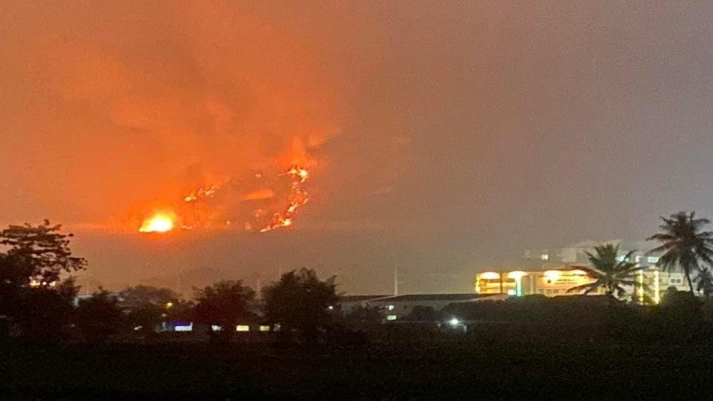 ไฟป่าเผา"ดอยจระเข้" ไฟแดงฉานราวลาวาภูเขาไฟ ห่างโรงพยาบาลไม่ไกล ห่วงจะรมควันคนไข้