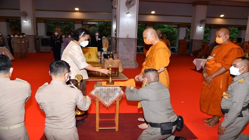 กรมสมเด็จพระเทพรัตนราชสุดาฯ พระราชทานรางวัลเสาเสมาธรรมจักร แก่ผู้ทำคุณประโยชน์ต่อพระพุทธศาสนา ปี ๒๔๖๕