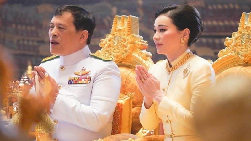 ในหลวง พระราชินี ทรงห่วงใยพสกนิกรชาวไทย พระราชทานสิ่งของ เครื่องอุปโภคบริโภค เวชภัณฑ์ทางการแพทย์แก่สถานสงเคราะห์ ๓ แห่ง