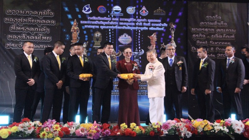 รางวัล เชิดชูเกียรติ”คนของแผ่นดิน”ในโครงการเทิดพระเกียรติองค์ราชัน  ครั้งที่11  