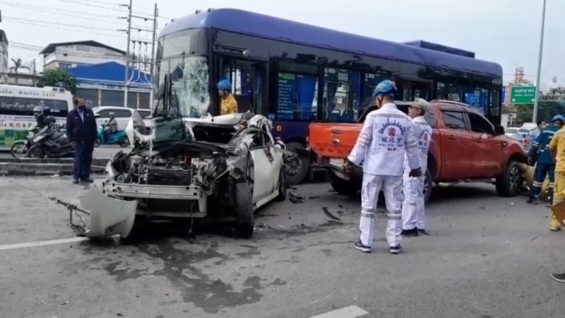 รถประจำทางพลังงานไฟฟ้าเบรคแตกฟาดรถชาวบ้านเลียบ เจ็บ 18 ราย