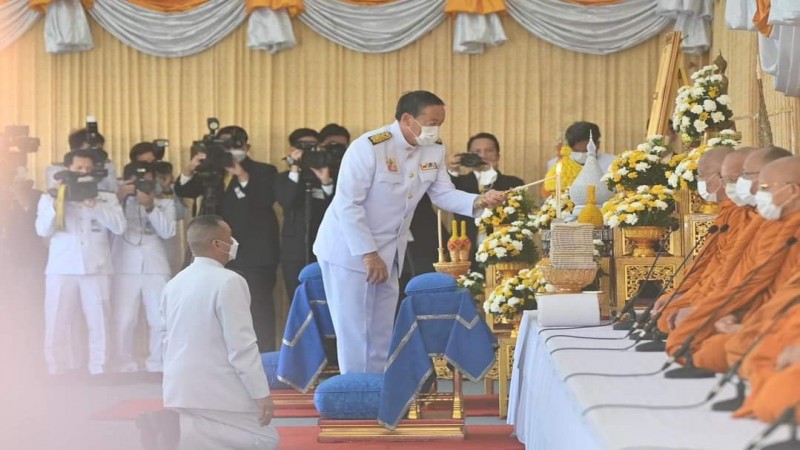 นายกฯ-ผบ.ตร.- ภริยา ร่วมพิธีทำบุญตักบาตรถวายเป็นพระราชกุศลฯ เนื่องในวันนวมินทรมหาราช