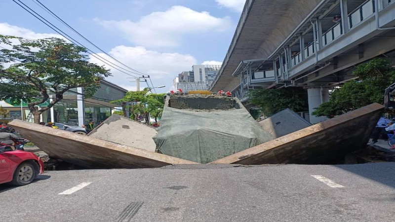 ฝาท่ออุโมงค์สายไฟ ทรุดตัวกลางถนนสุขุมวิทขา รถบรรทุกดินเกือบหายทั้งคัน