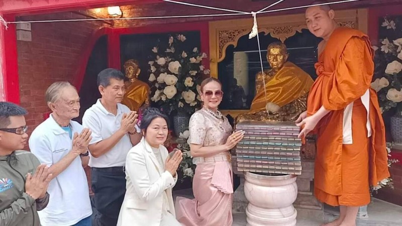 “บุญใหญ่”มนต์พิธีสวดชินบัญชร ผอ.ฟ้า ถวายพระสมเด็จ 1,000 องค์ ให้เจ้าอาวาสวัดภาคเหนือ