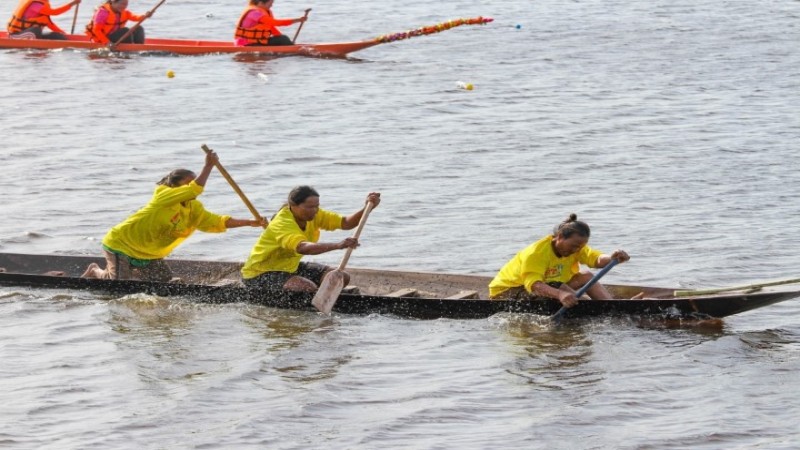 สุดมันส์ ชาวรัตนบุรี จัดแข่งพายเรือกะละมัง คลายเครียดหลังเสร็จจากทำนา