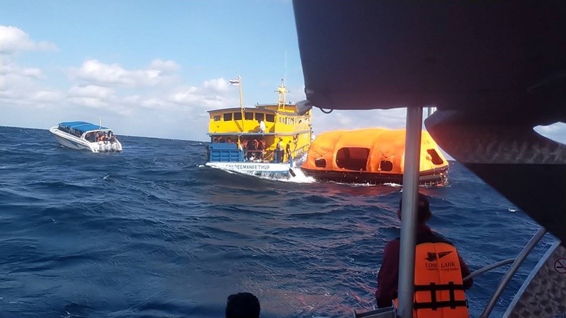 ระทึก!เรือโดยสารเจอคลื่นยักษ์ ช่วย 70 นักท่องเที่ยวหนีตาย เรือจมก้นทะเล