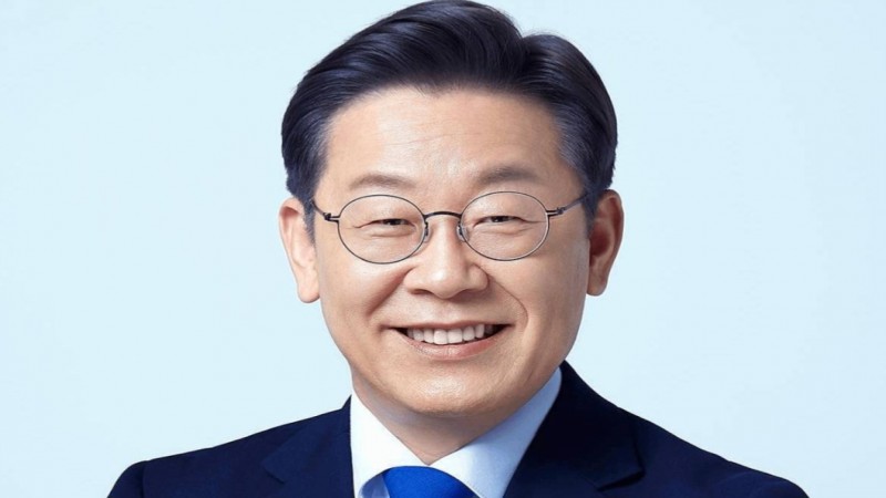 อี แจ-มยอง ผู้นำฝ่ายค้านเกาหลีใต้ ถูกแทงระหว่างแถลงข่าว ที่ปูซาน