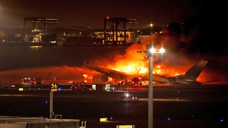 ญี่ปุ่นช็อก! เครื่องบิน JAL ไฟลุกไหม้บนรันเวย์สนามบินฮาเนดะ ผู้โดยสาร 367 คน พร้อมลูกเรืออีก 12 คน หนีตายวุ่น