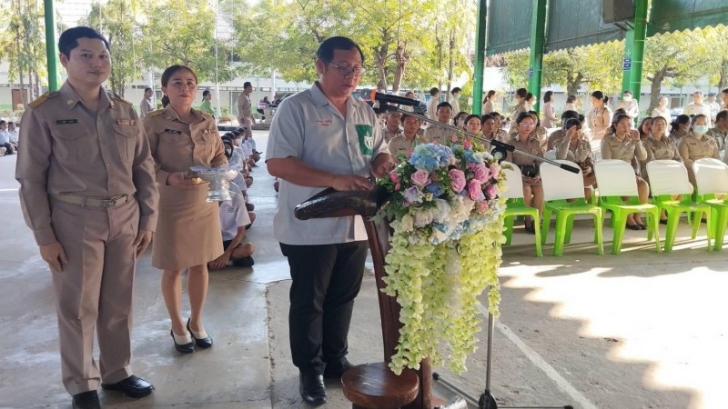 ผู้ว่าฯ สุรินทร์  เดินหน้าพบปะ ครู นักเรียน เคารพธงชาติ พร้อมร้องเพลงชาติ สร้างความอบอุ่นและความมั่นคงแก่นักเรียนในพื้นที่