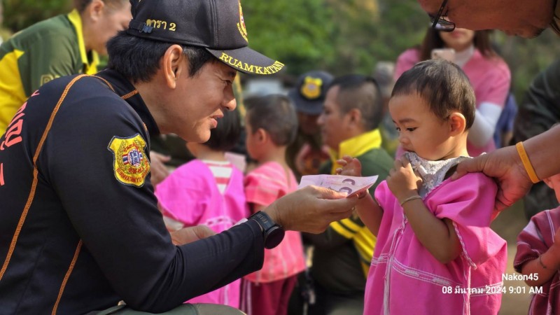 “มูลนิธิร่วมกตัญญู ส่งความสุขให้เด็กๆและผู้ปกครองบนดอยในถิ่นทุรกันดาร