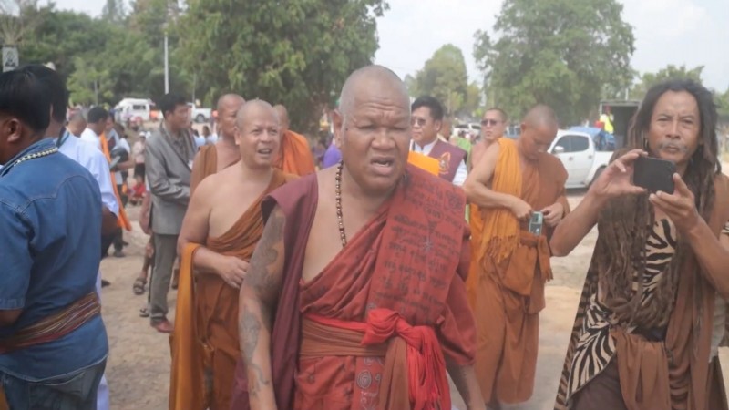 ชาวบ้านฮือฮา! งานงานสร้างอุโบสถ์วัดปลุกเสกพระบนเฮลิคอปเตอร์โปรยทานสองแสนบาทจากร่มบิน