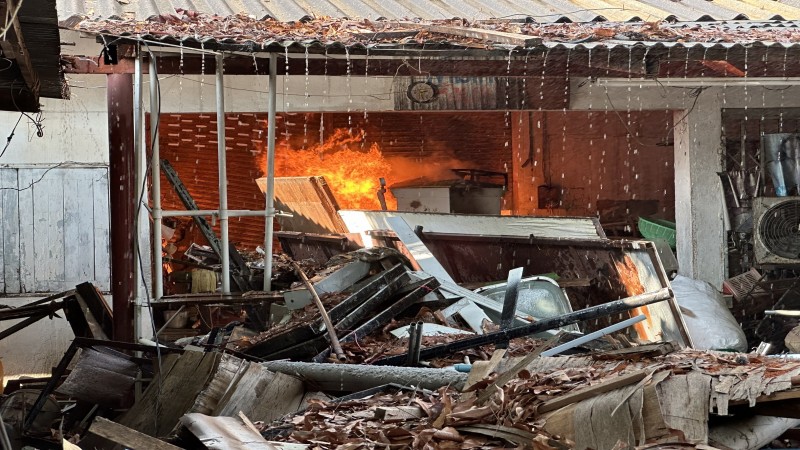 ไฟไหม้ที่เก็บอุปกรณ์สำนักงานที่เลิกใช้แล้วของโรงภาพยนตร์ชื่อดัง เร่งดับเพลิง ก่อนจะลุกลามไหม้ตึกและอาคารอยู่ติดกัน 