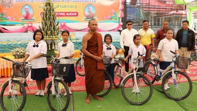 แจกจักรยาน ข้าวสาร น้ำ ที่นอน งานฉลองอายุวัฒนมงคลหลวงพ่อญา พระนักพัฒนาวัดเมรุสวยที่สุด