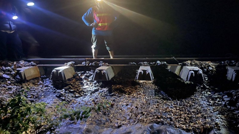 น้ำท่วมทางรถไฟระหว่างสถานีน้ำตกวังโพ พื้นที่กาญจนบุรี