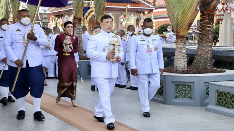 "ในหลวง-พระราชินี" เสด็จฯ ทรงเวียนเทียน พระราชพิธีทรงบำเพ็ญพระราชกุศลวิสาขบูชา