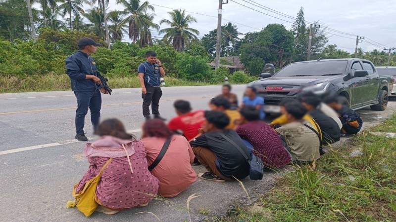 ตำรวจทางหลวงสกัดจับกองคาราวานขนเมียนมา หนีสงครามเข้าไปทำงานในมาเลเซีย