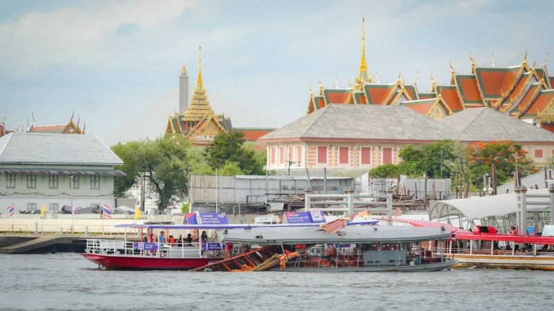 เรือนักท่องเที่ยวจีน พุ่งชนเรือข้ามฟากของทหาร กลางเจ้าพระยา เจ็บ 3 ราย