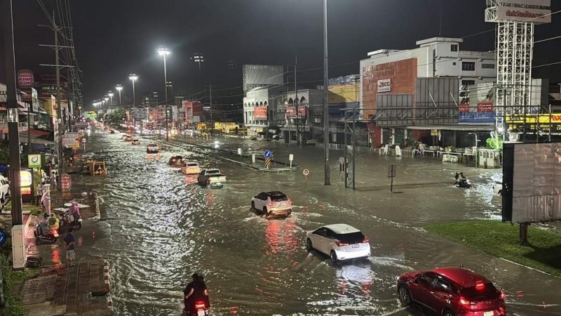 พัทยา อ่วมฝนกระหน่ำท่วมทั้งเมือง คลื่นซัดเรือเกยตื้น