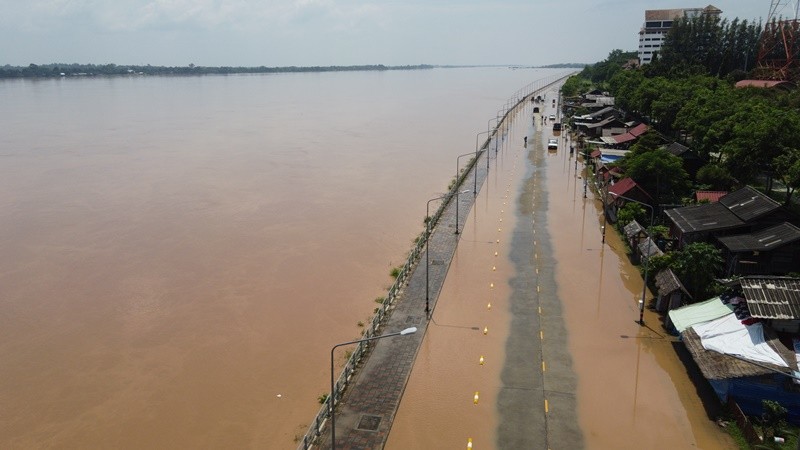 "น้ำโขง"ทะลักท่วมถนนอันซีนชื่อดังนครพนม เหลืออีก 18 ซม.ถึงจุดวิกฤต